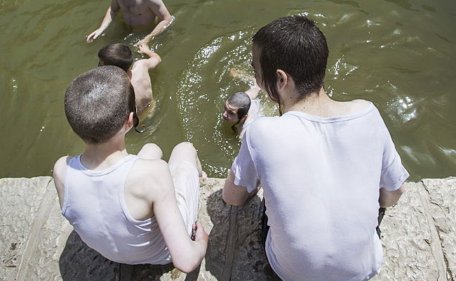 איזה חום: צפו בירושלמים מצטננים במעיין הליפתא