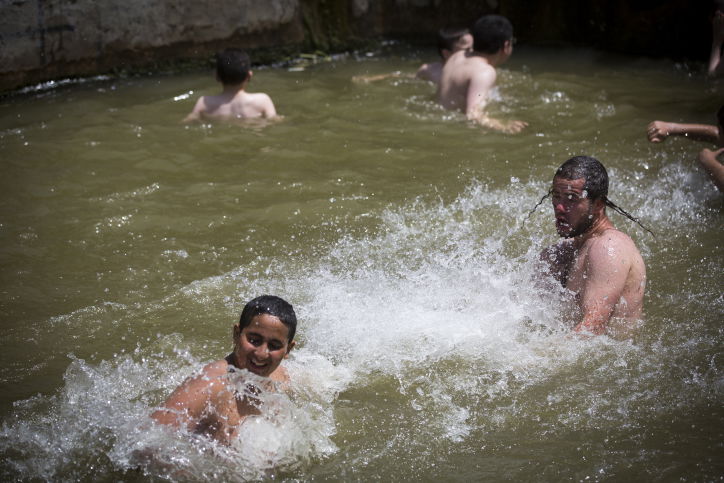 איזה חום: צפו בירושלמים מצטננים במעיין הליפתא