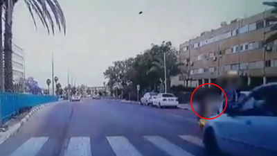 נהג פוגע בילדה שעברה במעבר חצייה ונמלט