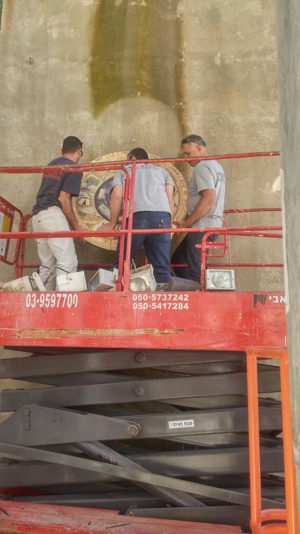 מתקינים את השעון ברחבת הכותל