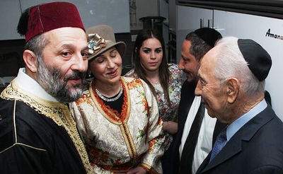 שמעון פרס משתתף בחגיגת המימונה בבית השר אריה דרעי