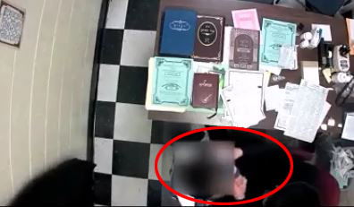 הרשת סוערת: האם המלמד מתעלל בילד?