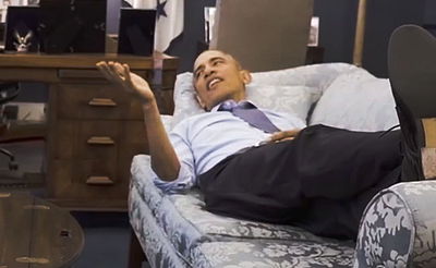 "מפקד הספה": צפו במערכון של ברק אובמה