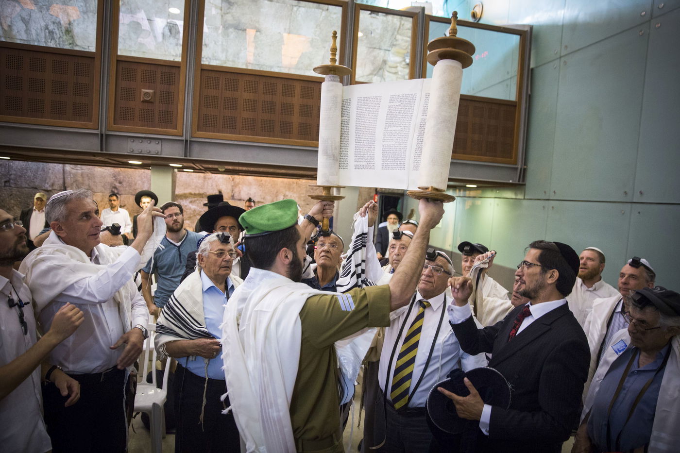 תמונות מרגשות: ניצולי השואה חגגו בר מצווה באיחור