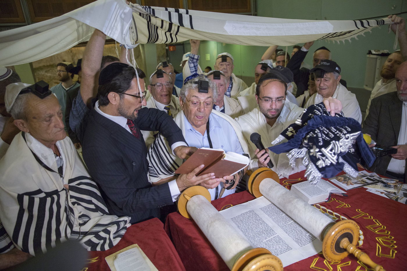 תמונות מרגשות: ניצולי השואה חגגו בר מצווה באיחור