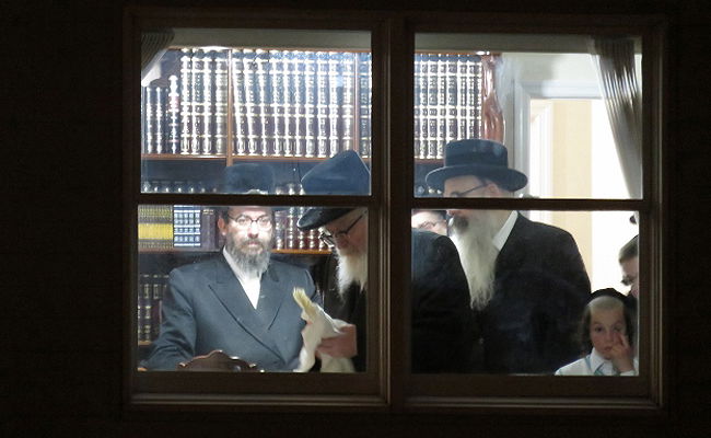 האדמו"ר בבדיקת חמץ