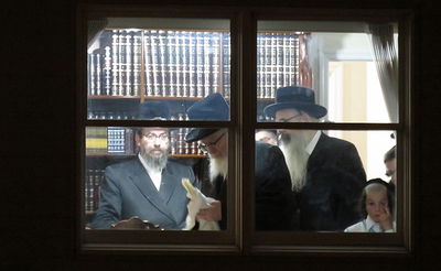 האדמו"ר בבדיקת חמץ