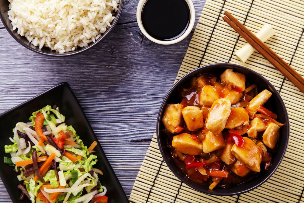 עוף ברוטב חמוץ-מתוק עם פלפלים ועגבניות