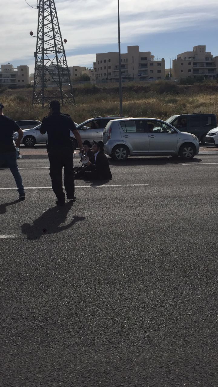 תיעוד: אברך משתמש בילדיו כדי לחסום כביש