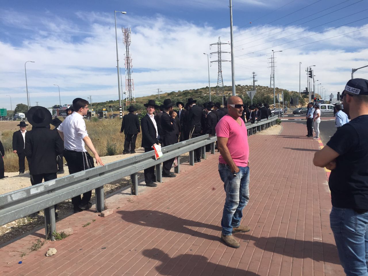 תיעוד: אברך משתמש בילדיו כדי לחסום כביש