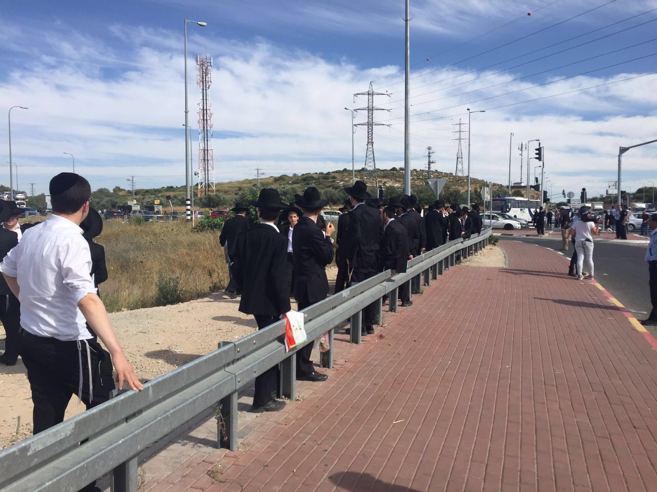תיעוד: אברך משתמש בילדיו כדי לחסום כביש