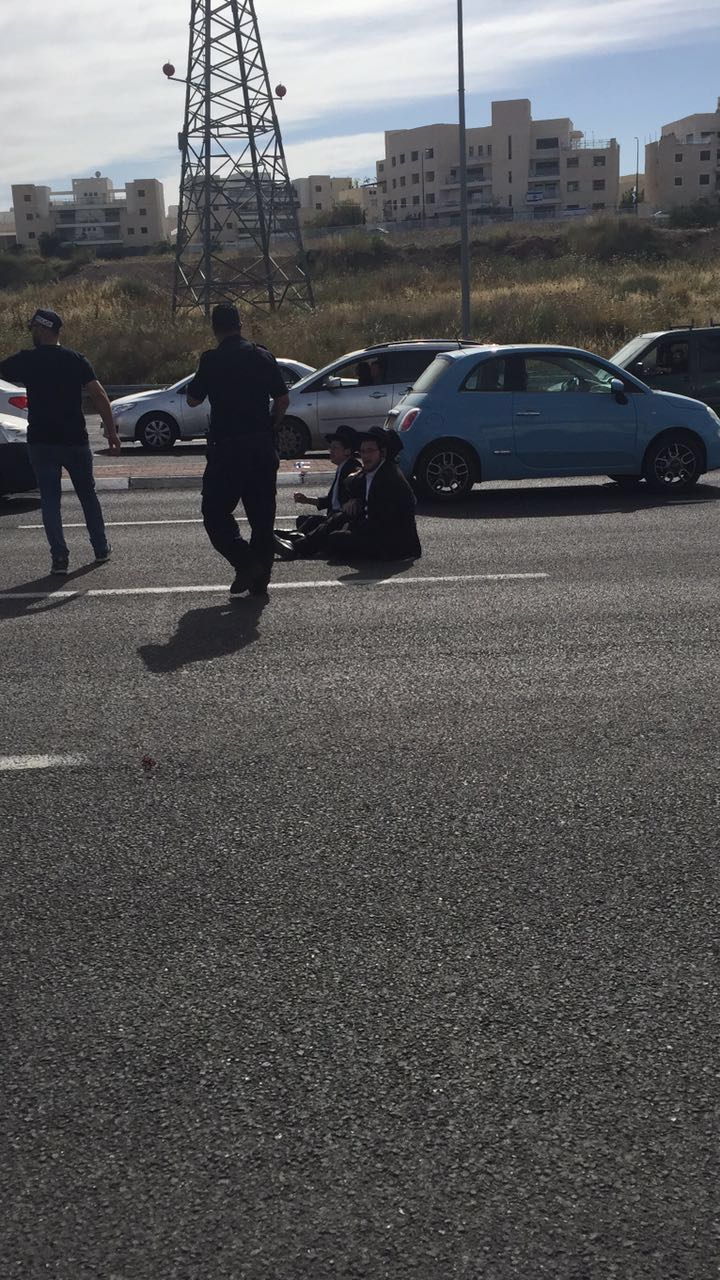 תיעוד: אברך משתמש בילדיו כדי לחסום כביש