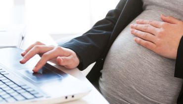 האם ניתן לפטר עובדת בחופשת לידה מבלי להחזיר אותה לעבודה?