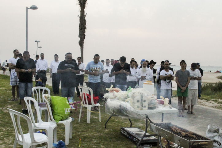 תפילה בחוף הים באשדוד. אילוסטרציה