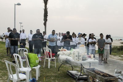 תפילה בחוף הים באשדוד. אילוסטרציה