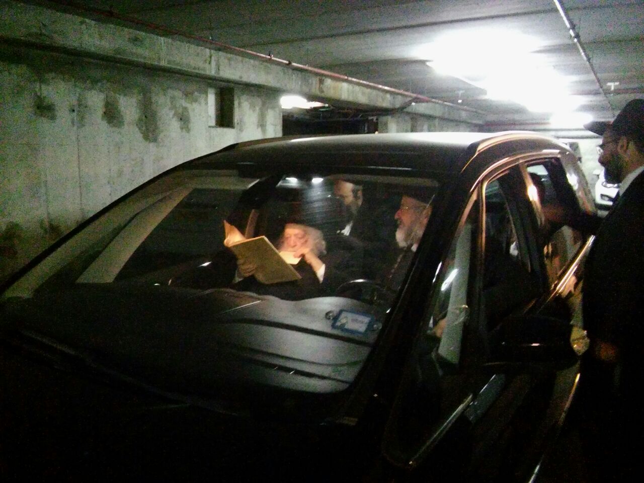 מדוע מרן רבי חיים קנייבסקי התעכב בתוך הרכב בחניה?