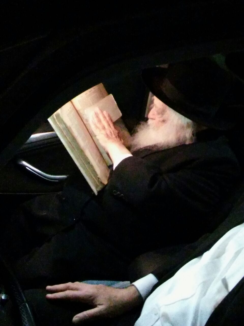 מדוע מרן רבי חיים קנייבסקי התעכב בתוך הרכב בחניה?