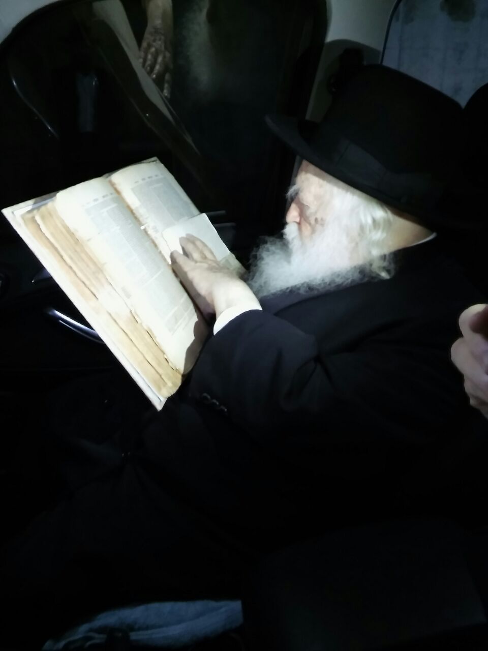 מדוע מרן רבי חיים קנייבסקי התעכב בתוך הרכב בחניה?