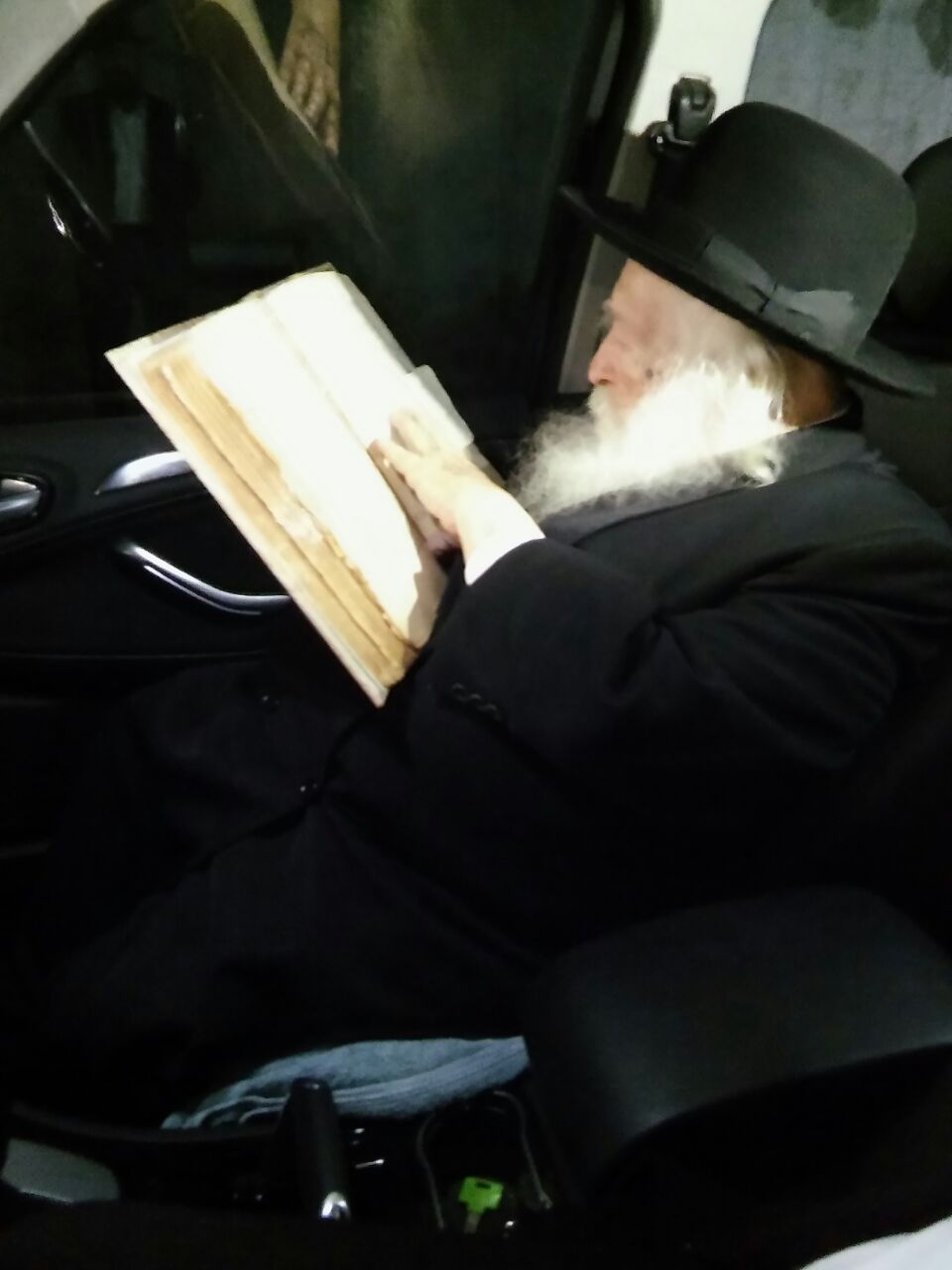 מדוע מרן רבי חיים קנייבסקי התעכב בתוך הרכב בחניה?