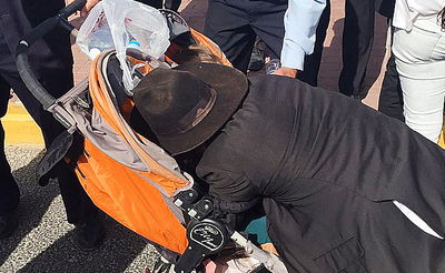 תיעוד: אברך משתמש בילדיו כדי לחסום כביש