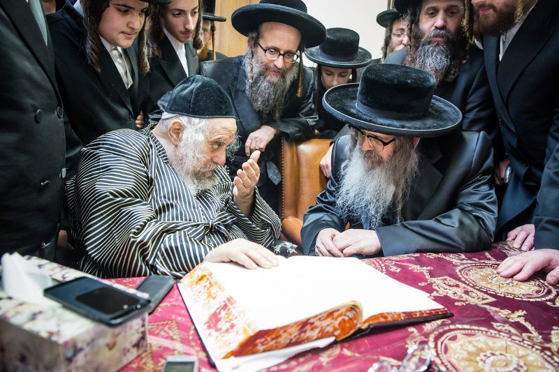 גלריה: האדמו"רים הגיעו לביקור אצל הגאב"ד שעבר התקף לב