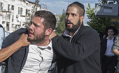 חולצה לבנה וכיפה גדולה • כך עוצרים מפגינים חרדים