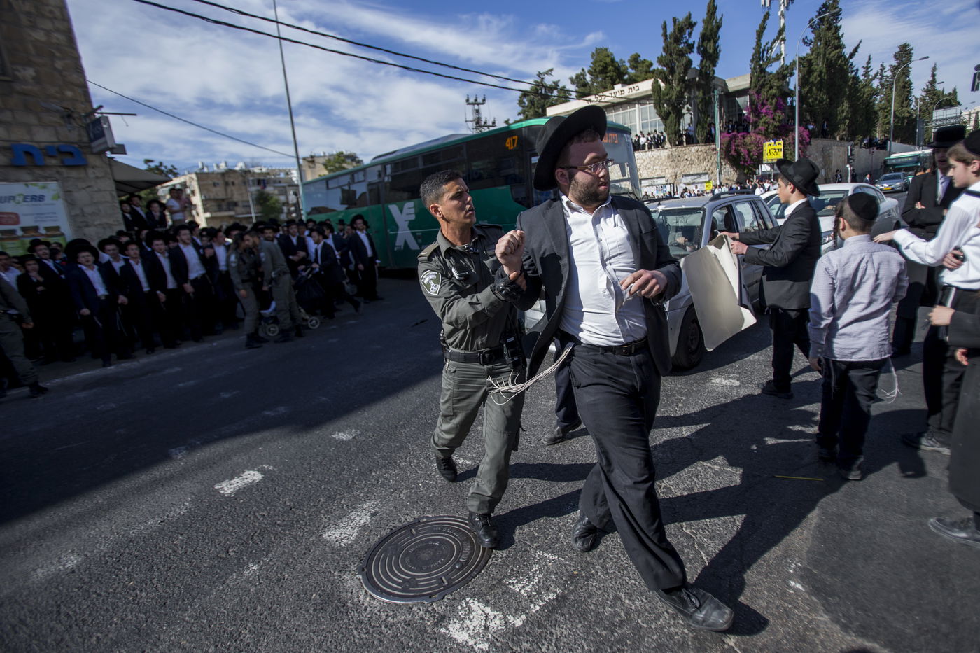 חולצה לבנה וכיפה גדולה • כך עוצרים מפגינים חרדים