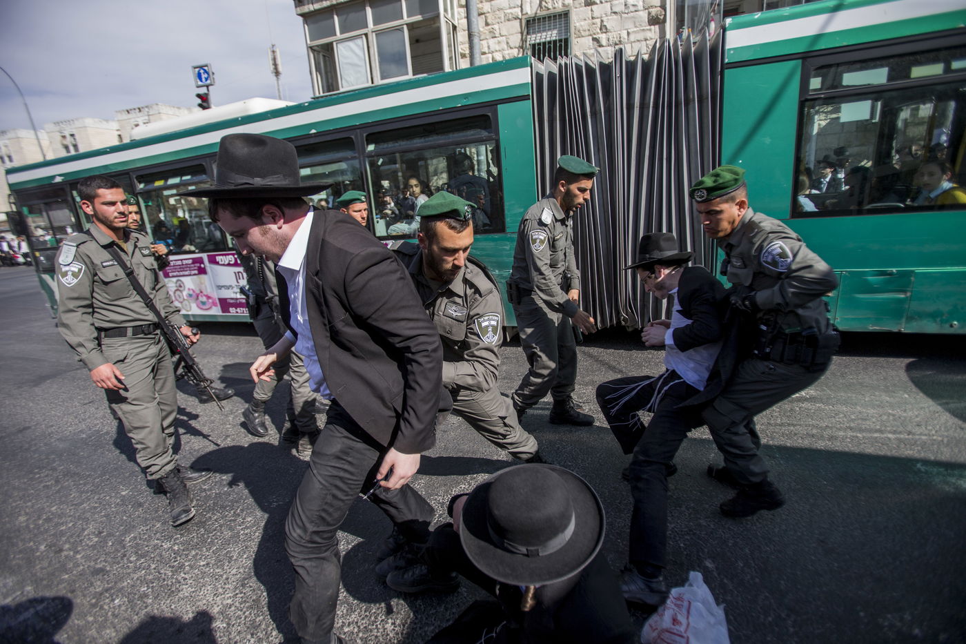 חולצה לבנה וכיפה גדולה • כך עוצרים מפגינים חרדים