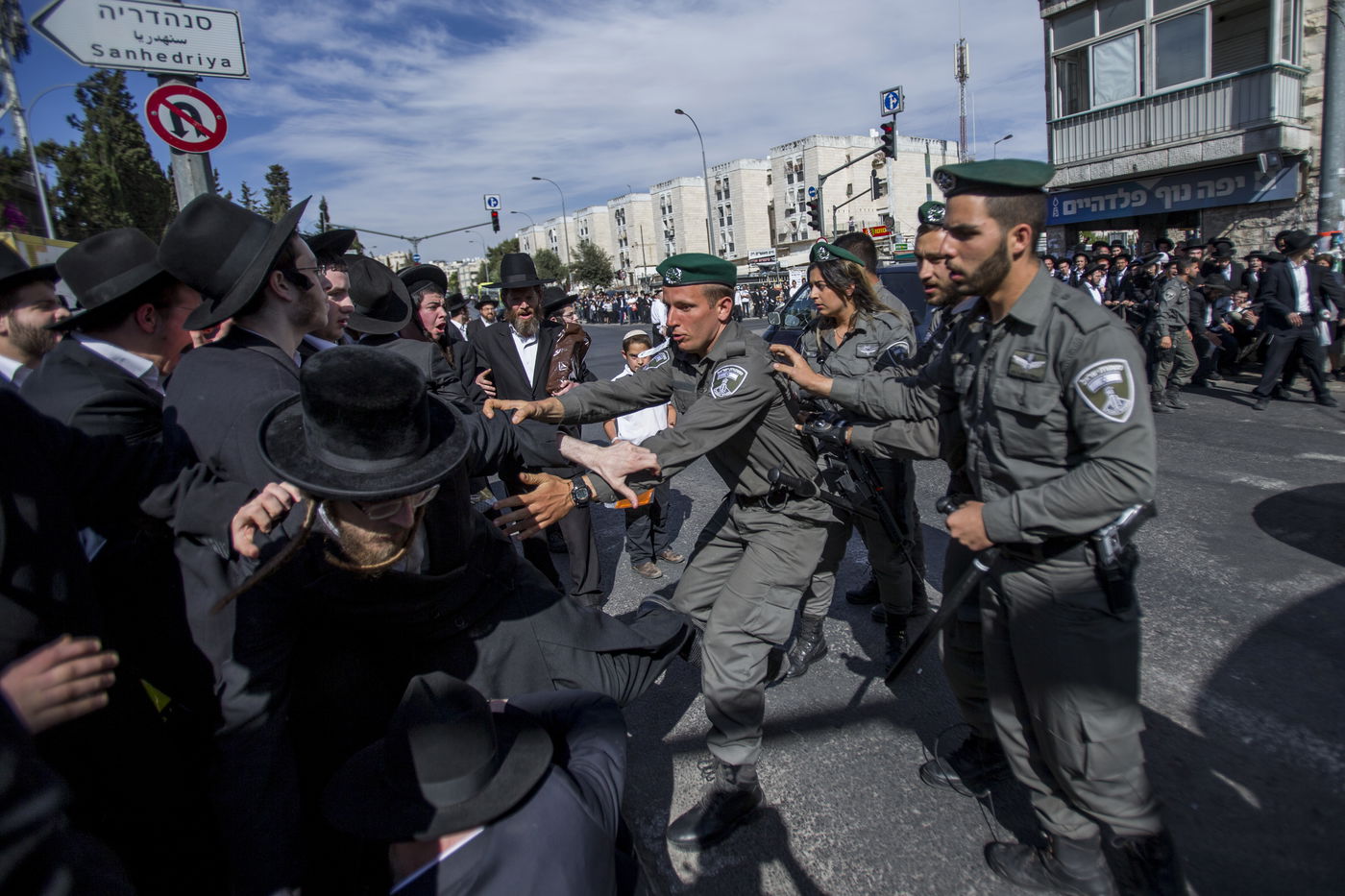 חולצה לבנה וכיפה גדולה • כך עוצרים מפגינים חרדים