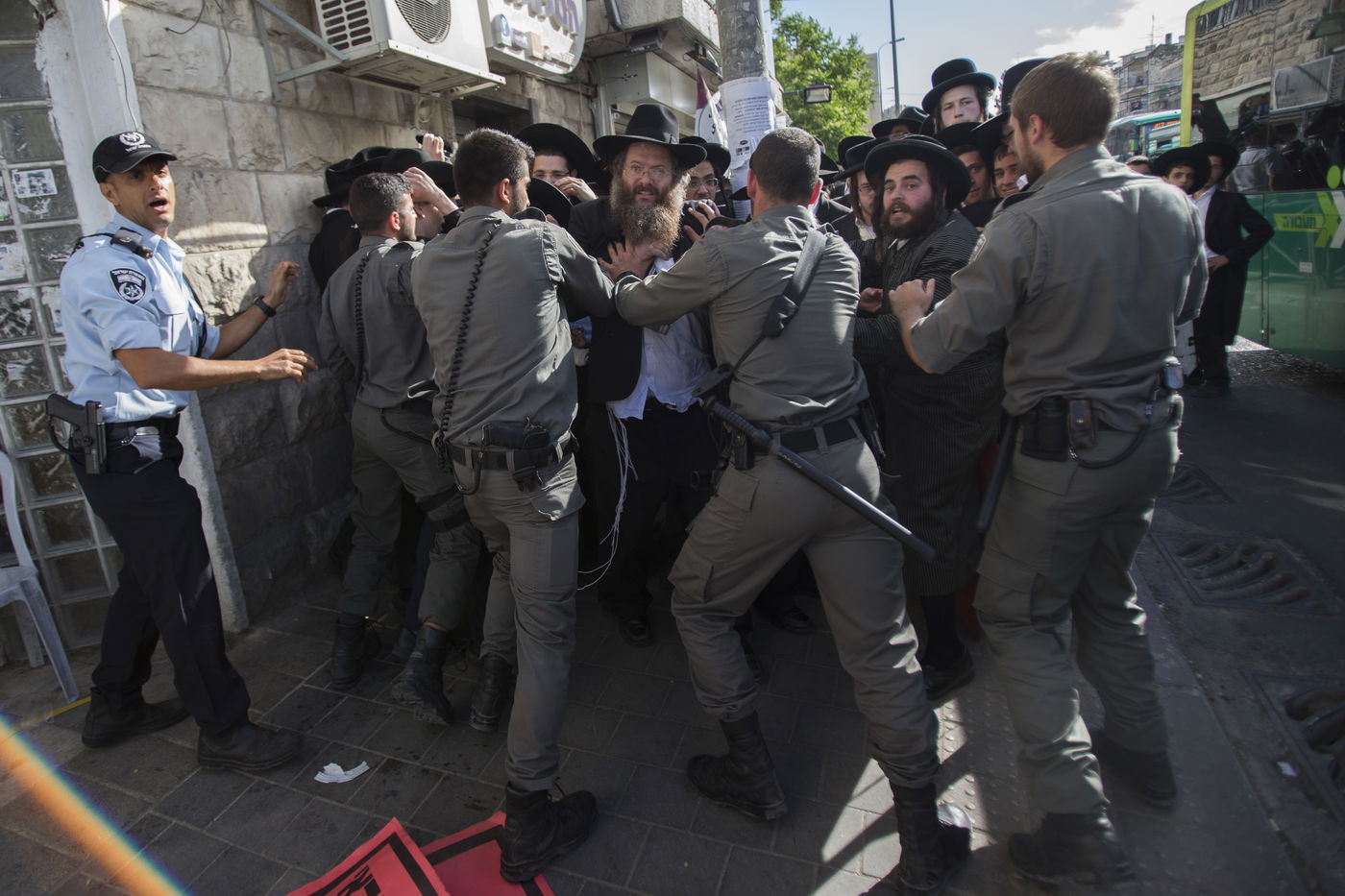 חולצה לבנה וכיפה גדולה • כך עוצרים מפגינים חרדים