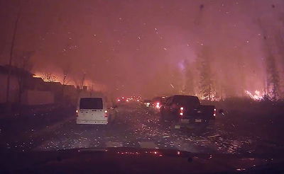 צפו: נהג נמלט מלהבות האש ותיעד את הנסיעה הדרמטית