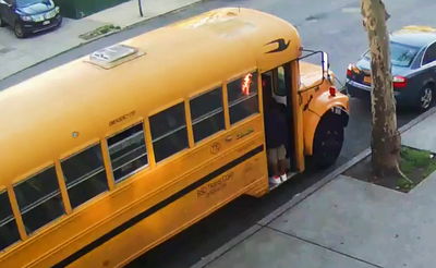 תיעוד: הנערים הציתו אוטובוס של יהודי חרדי