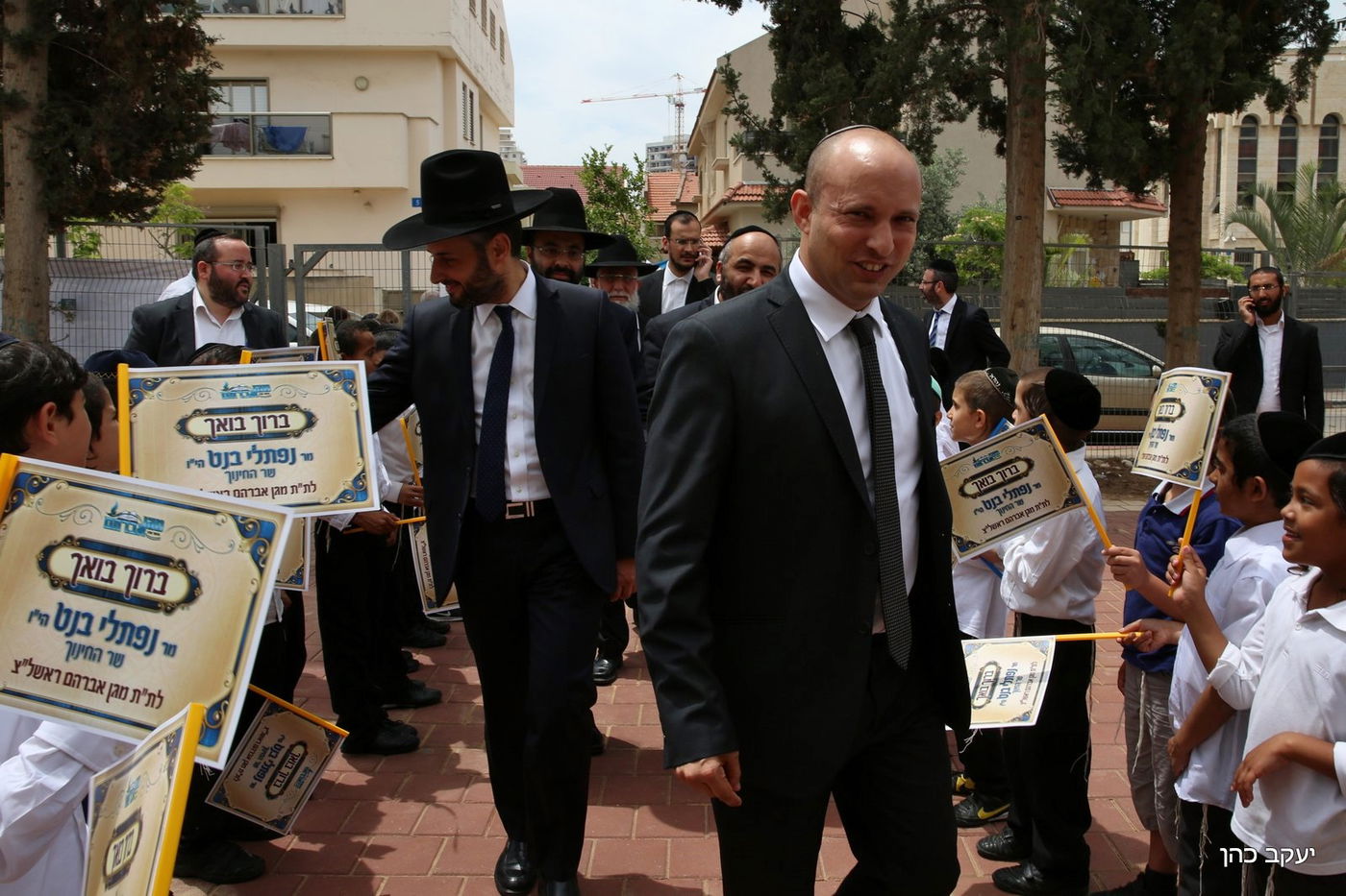 השר נפתלי בנט במוסדות ש"ס: אין סיבה שתקבלו פחות