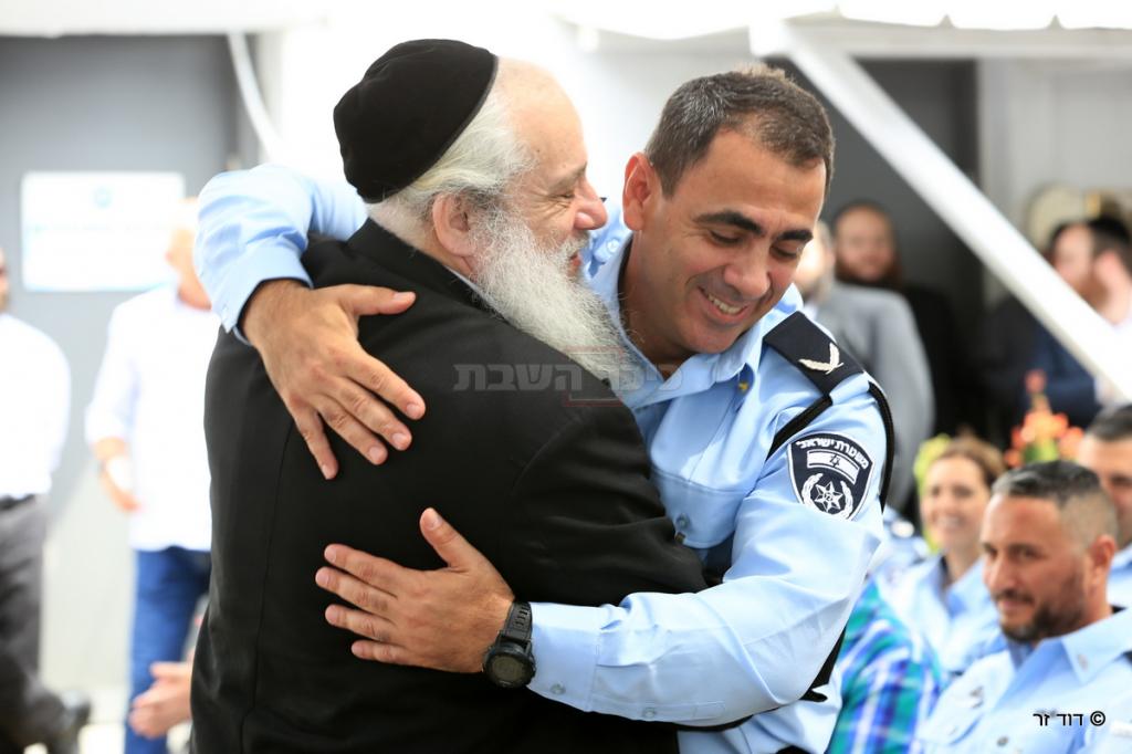 זייברט בחיבוק ללביא