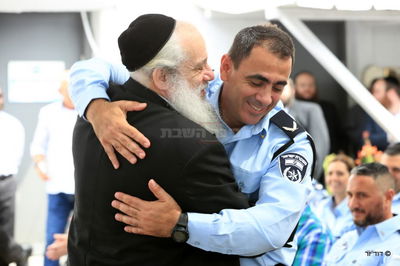 זייברט בחיבוק ללביא