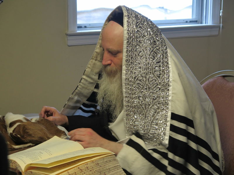 תיעוד: המקובל רבי יצחק מאיר מורגנשטרן בסעודת ראש חודש במונסי