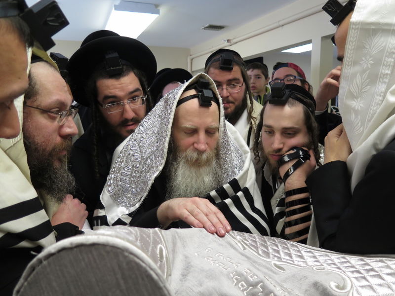 תיעוד: המקובל רבי יצחק מאיר מורגנשטרן בסעודת ראש חודש במונסי