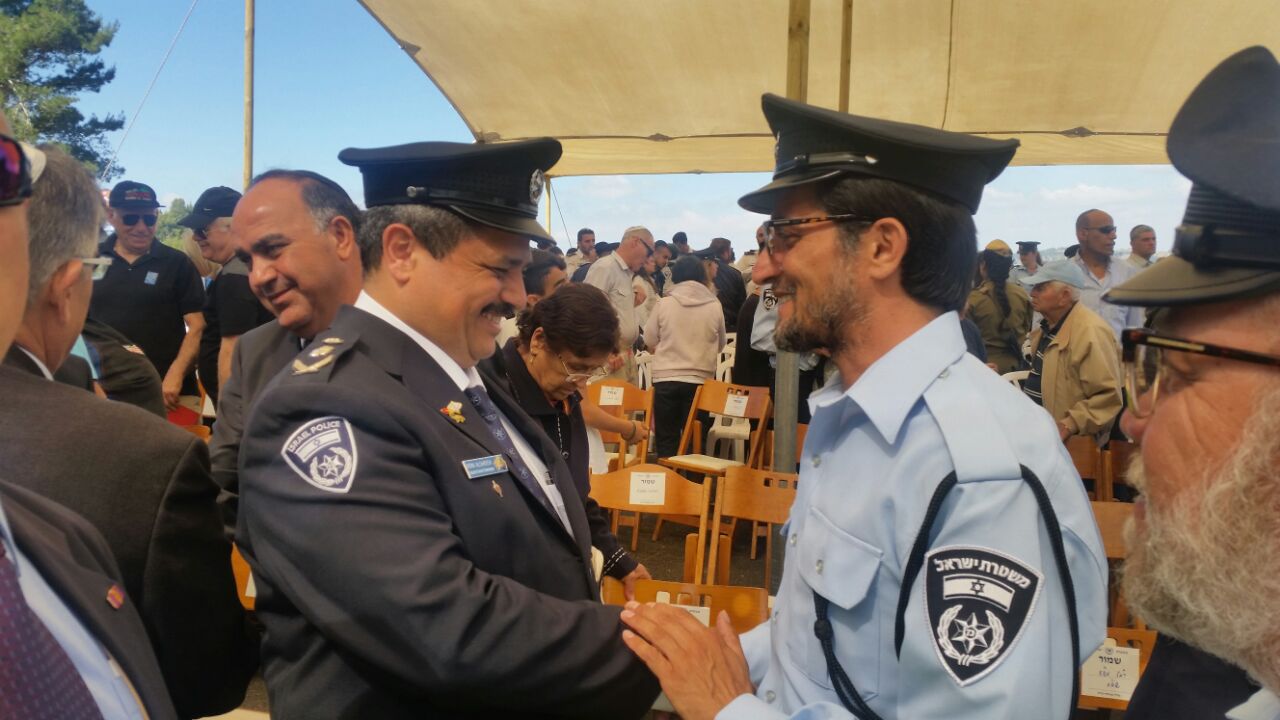 החזן דובל'ה הלר ריגש את צמרת המשטרה • וידאו