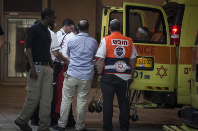 הקצין מפונה לבית החולים