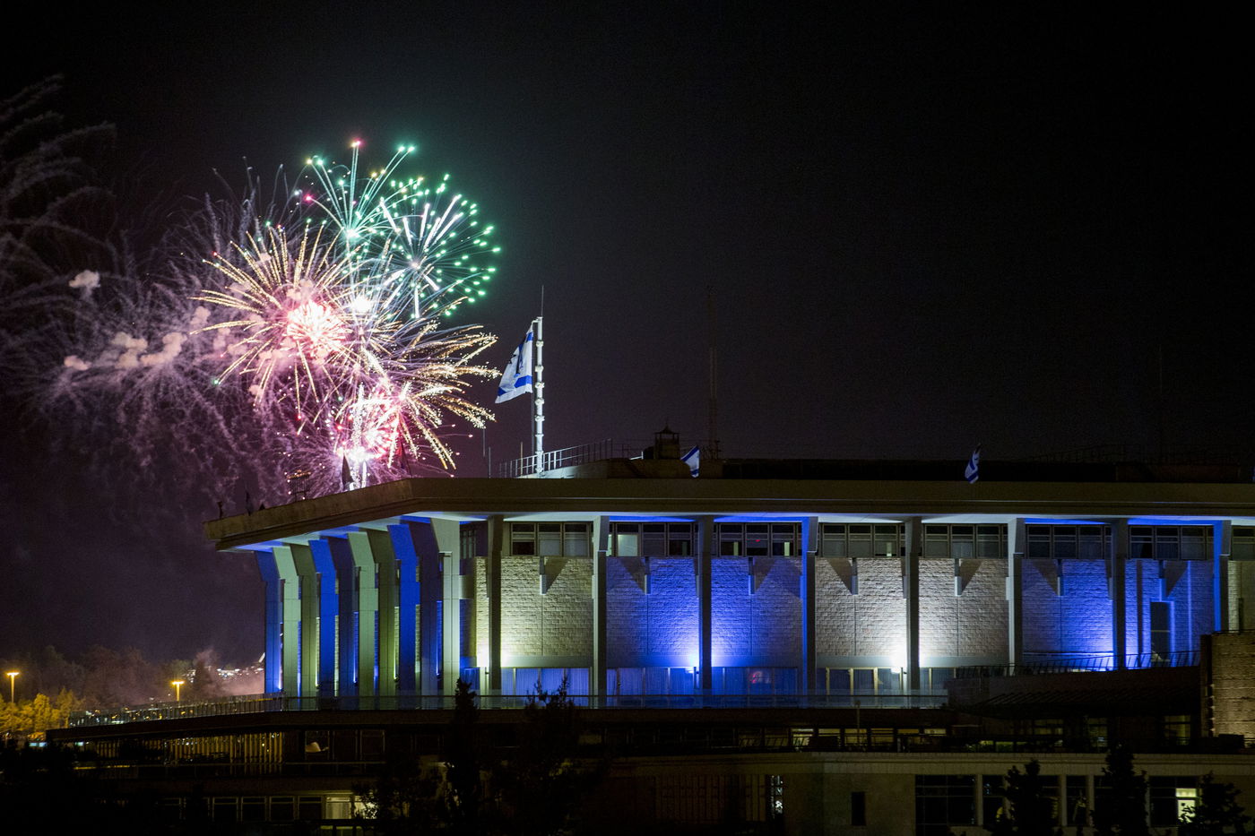 שמי ירושלים ותל אביב הוארו בזיקוקין • צפו