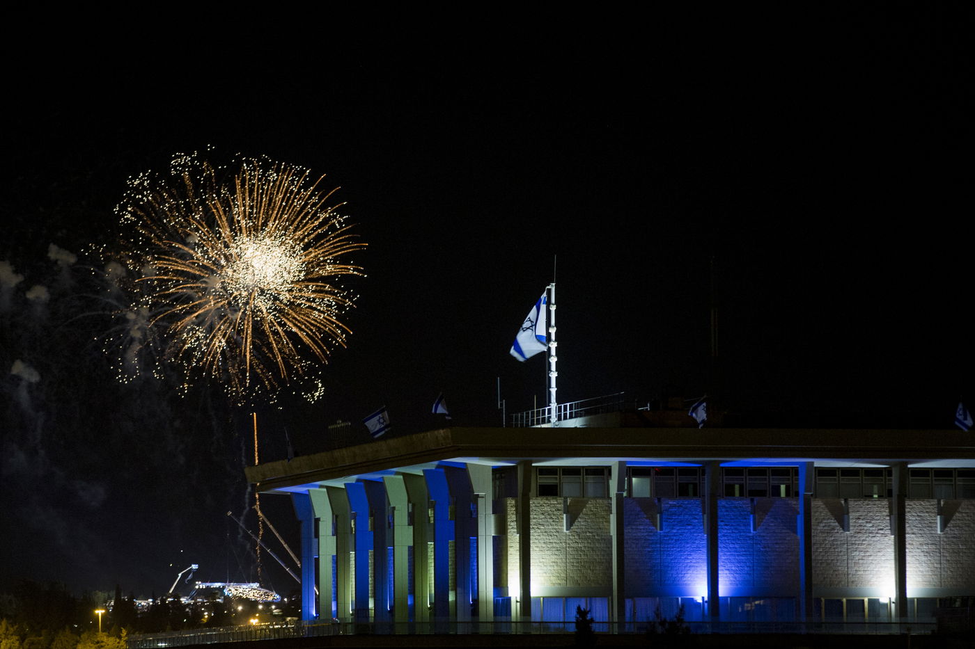 שמי ירושלים ותל אביב הוארו בזיקוקין • צפו