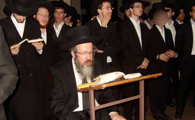 הבחור שהתגייס (מטושטש) לצד הרב חיים פרץ ברמן, כפי שפורסם בביטאון סאטמר