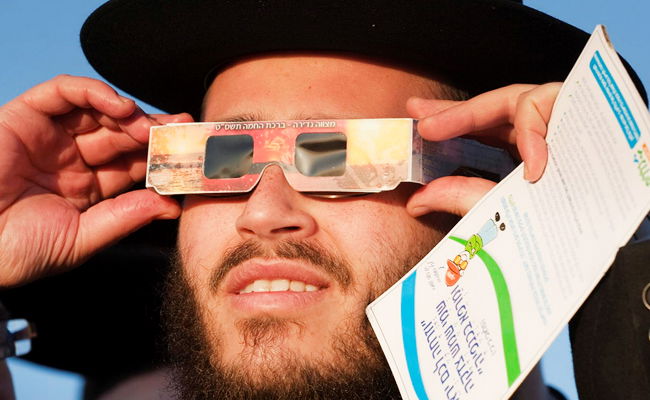 האדמו"ר מדז'יקוב: פריצות? הסירו המשקפיים