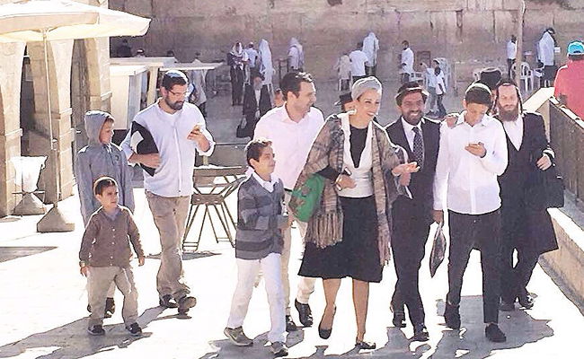 עדן הראל, עודד מנשה ורב הסלבס חסידים ברחבת הכותל