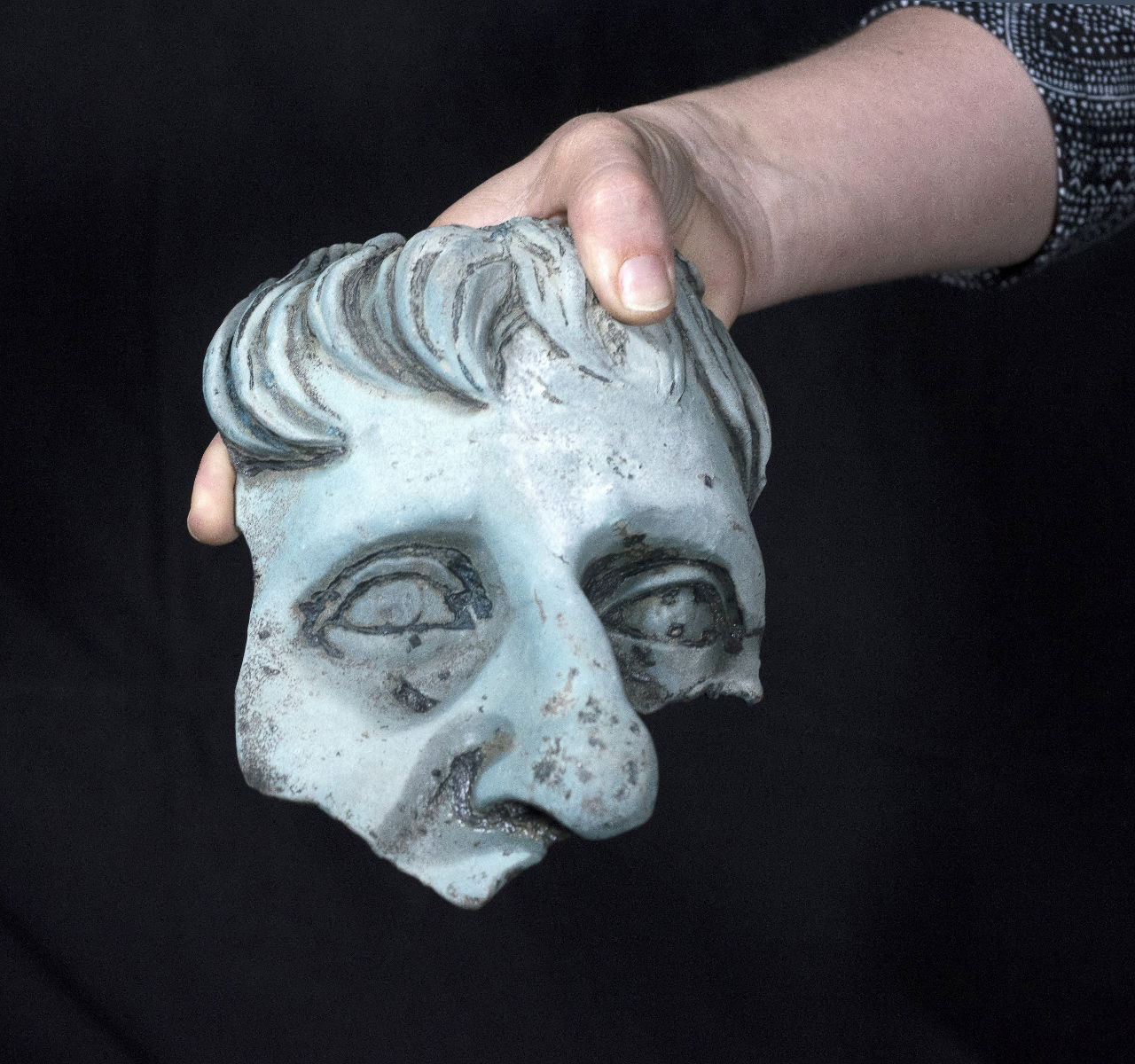 שבר ראש פסל בגודל אדם.