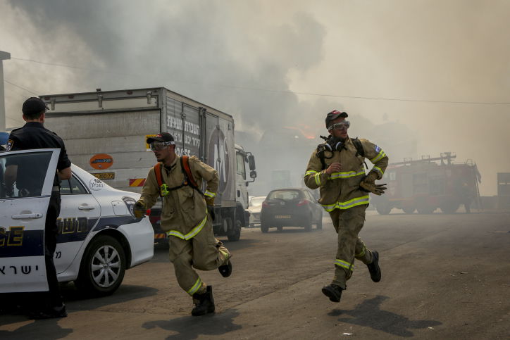 פאניקה מול הלהבות: צפו בפינוי בית הכנסת