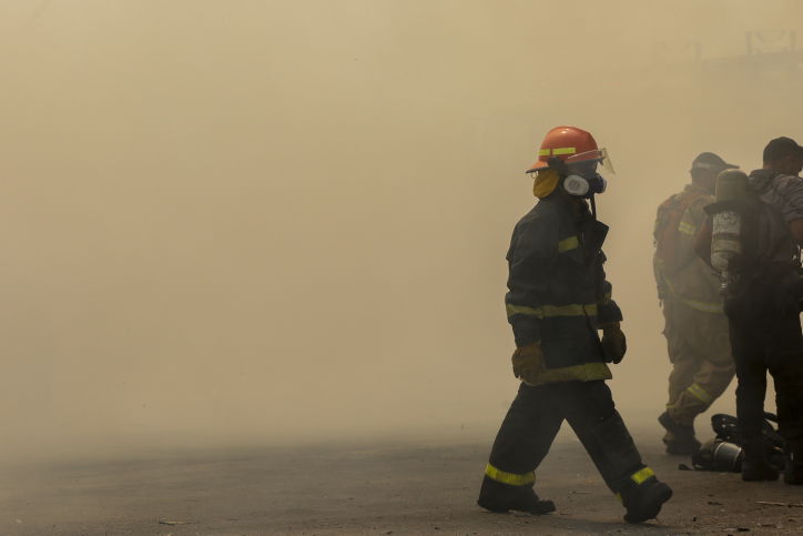 פאניקה מול הלהבות: צפו בפינוי בית הכנסת