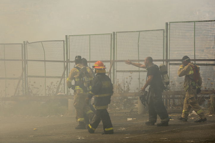 פאניקה מול הלהבות: צפו בפינוי בית הכנסת
