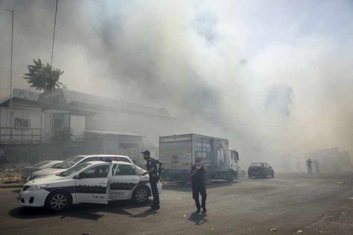 פאניקה מול הלהבות: צפו בפינוי בית הכנסת