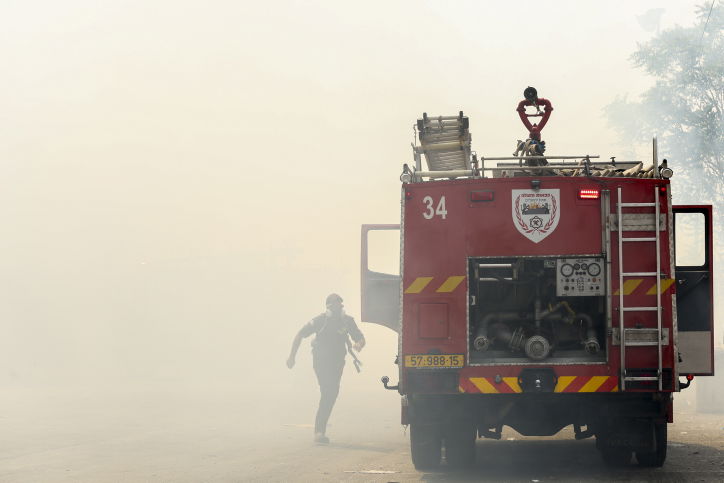 פאניקה מול הלהבות: צפו בפינוי בית הכנסת